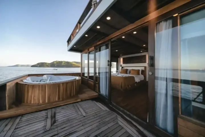 Cabin deck